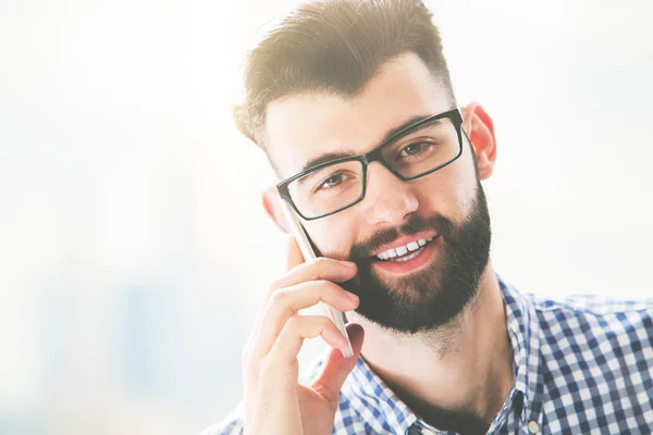 Leende kille prata telefon — Stockfoto