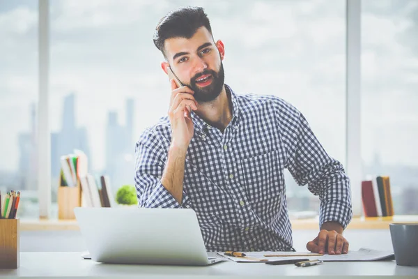 Atraente masculino no telefone — Fotografia de Stock