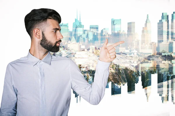 Hombre apuntando a la ciudad — Foto de Stock