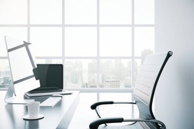 İşyeri bilgisayar, kahve fincanı ve diğer öğelerle iç şehir manzaralı. 3D render
