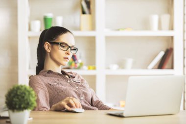 Dizüstü bilgisayar kullanan güzel kadın 