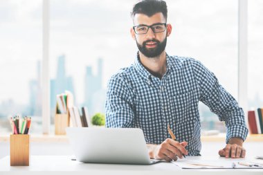 Yakışıklı işadamı evrak işi