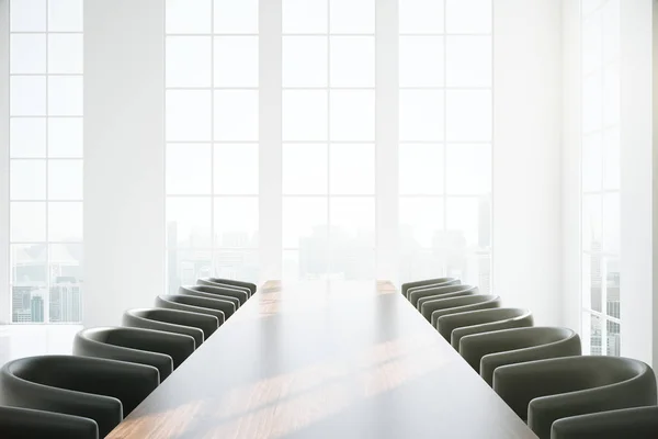Dřevěný konferenční stůl — Stock fotografie