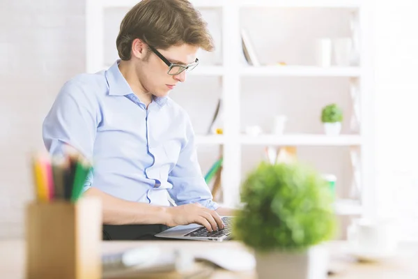 Schöner Geschäftsmann mit Laptop — Stockfoto