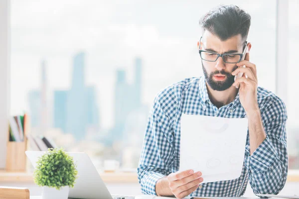 Jungunternehmer am Telefon — Stockfoto