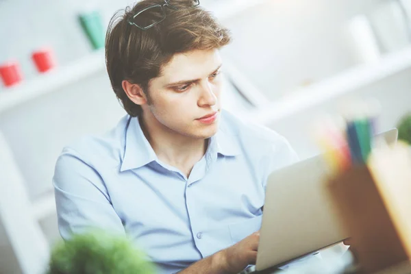 Stilig pojke med laptop — Stockfoto