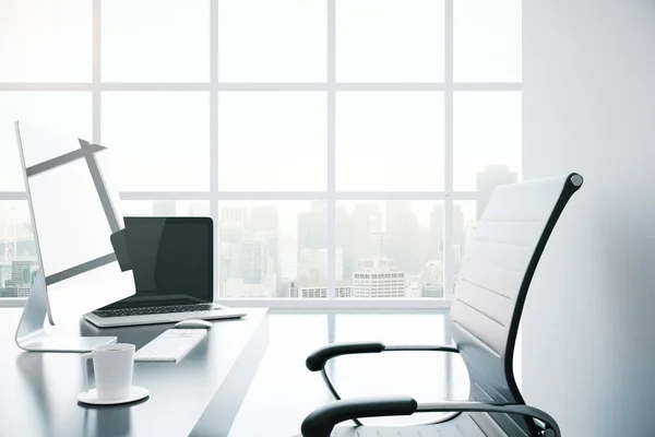 Posto di lavoro con computer, tazza di caffè e altri oggetti all'interno con vista sulla città. Rendering 3D — Foto Stock