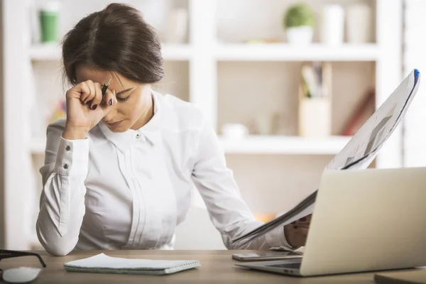 Nachdenkliche Frau erledigt Papierkram — Stockfoto