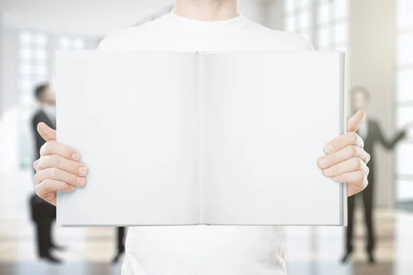 Adam holding boş kitap — Stok fotoğraf