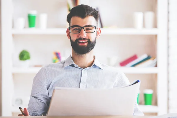 Porträt eines Mannes mit Dokument — Stockfoto