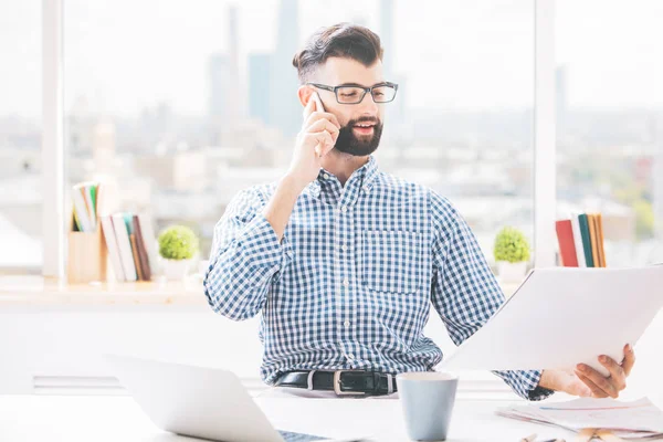 Menino bonito com documento no telefone — Fotografia de Stock