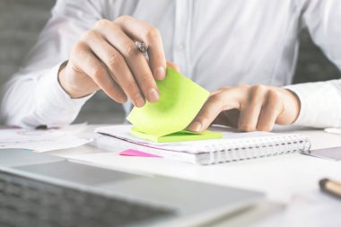 Not Defteri'nde yazma işadamı el