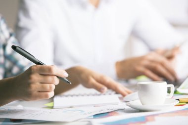 Beyaz adam ve kadının dağınık masaüstü evrak işlerini yapması kapatın. Ekip çalışması kavramı