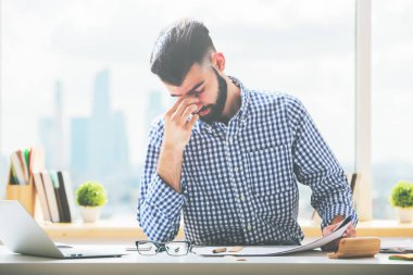 Evrak işlerini yapan yorgun erkek
