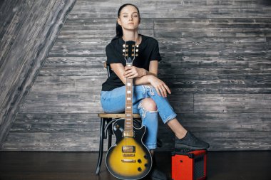 Gitar ile çekici beyaz kadın