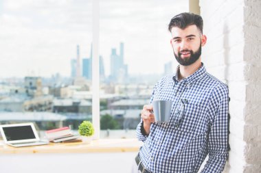 Kahve fincanlı adam.