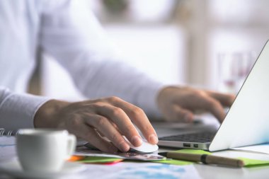 dizüstü bilgisayar kullanan adam