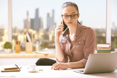 Kadın telefonu işyerinde söz