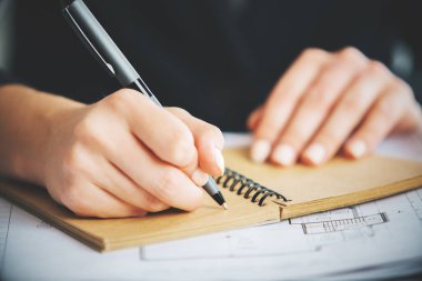 Not Defteri'nde yazma Bayan