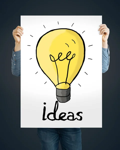 Person mit Whiteboard mit kreativer Lampenskizze. Ideenkonzept — Stockfoto