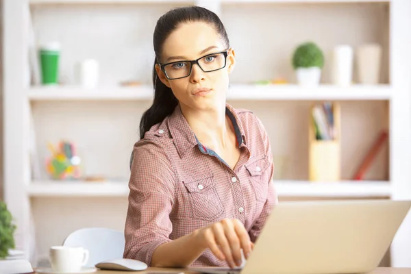 Carino donna d'affari caucasica sul posto di lavoro — Foto Stock