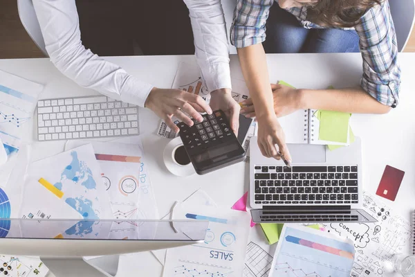 Equipe trabalhando em projeto de negócios — Fotografia de Stock