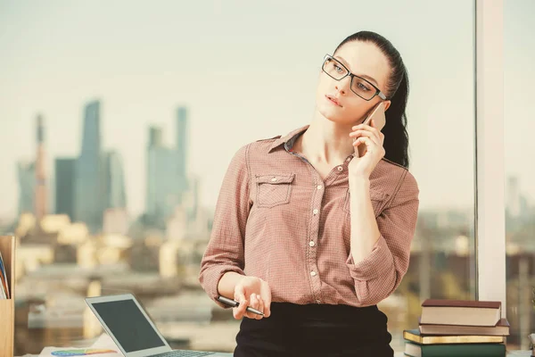 Attraktive Dame am Telefon — Stockfoto