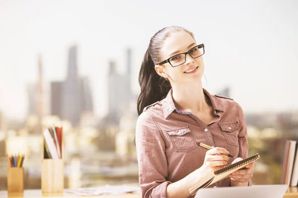 Mujer con bloc de notas — Foto de Stock