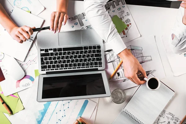 Área de trabalho com relatórios e laptop — Fotografia de Stock