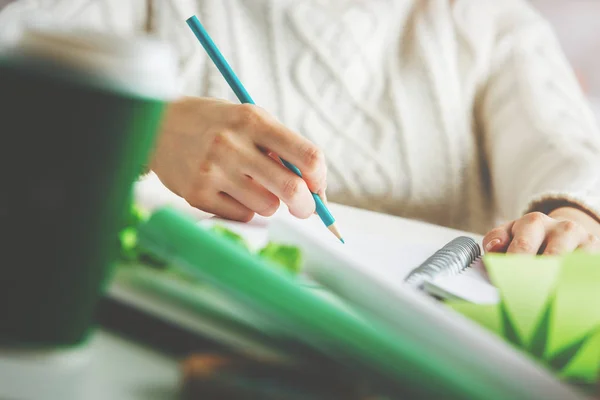 Escritura femenina en bloc de notas — Foto de Stock