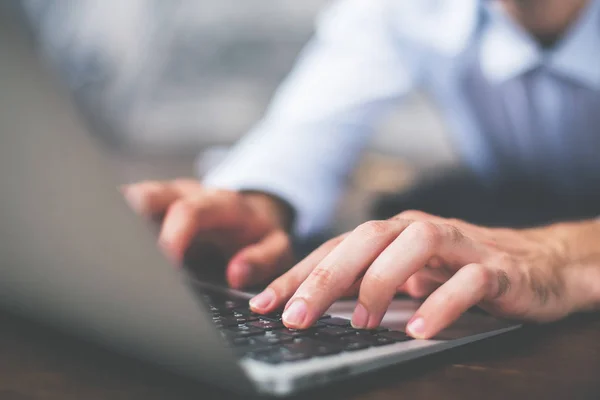 Homme tapant sur le côté clavier — Photo