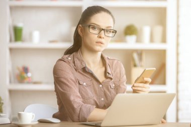 Akıllı telefon kullanan kadın