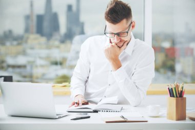 Projede çalışan Avrupa iş adamı