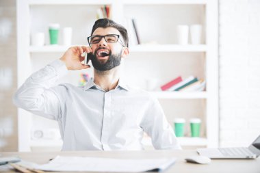 Adam telefonda konuşurken iş başında