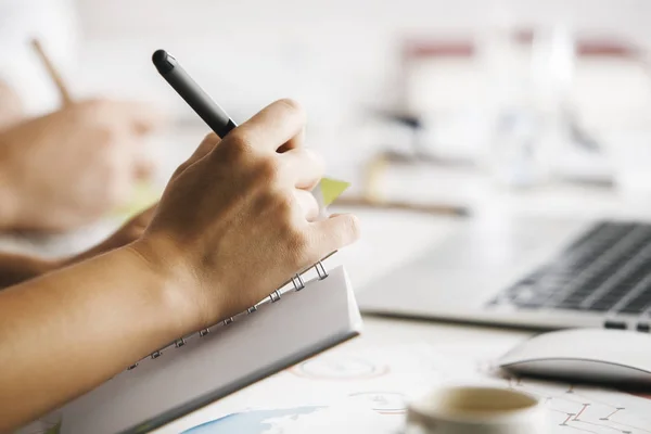 Hand schrijven in Kladblok — Stockfoto