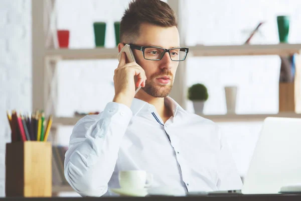 Bonito a falar ao telefone. — Fotografia de Stock