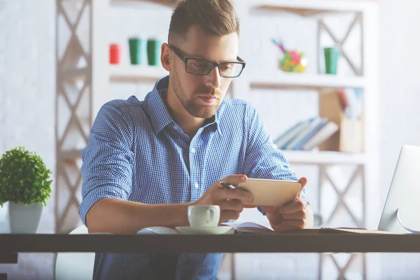 Homem usando smartphone — Fotografia de Stock