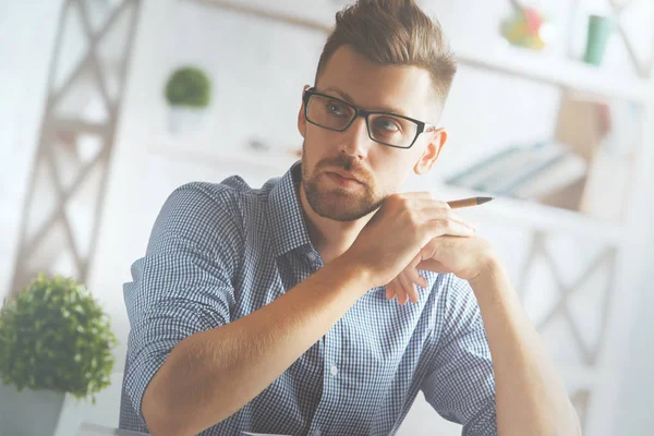 Nachdenkliches Typenporträt — Stockfoto