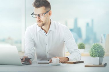 Projede çalışan yakışıklı işadamı