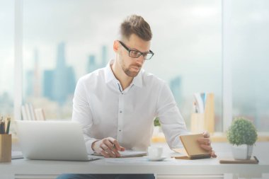 Projede çalışan yakışıklı adam