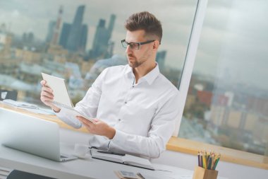 Projede çalışan çekici erkek