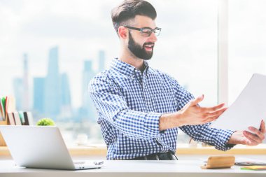 Belge olan adam portresi