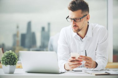 Cep telefonu kullanan adam