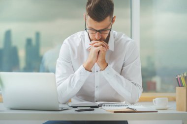 Proje üzerinde çalışan bir çekici çocuk