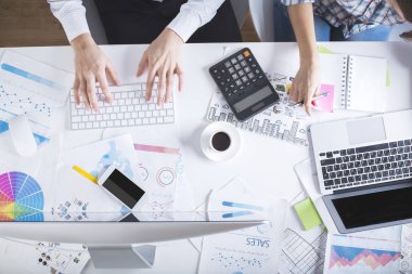 Takım iki masaüstü finansal raporlar, hesap makinesi, elektronik cihazlar, kahve fincanı ve diğer öğeleri ile çalışma. Muhasebe kavramı