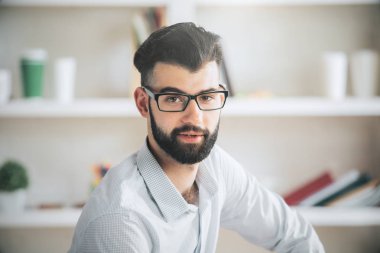 düşünceli bir adam portresi