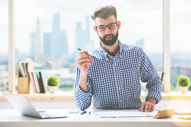Yakışıklı çocuk evrak işi