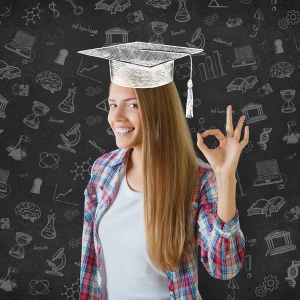 Giovane donna felice con schizzo mortarboard mostrando gesto ok. Concetto di laurea — Foto Stock