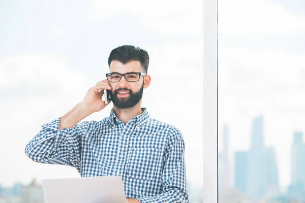 Bonito homem com documento no telefone — Fotografia de Stock