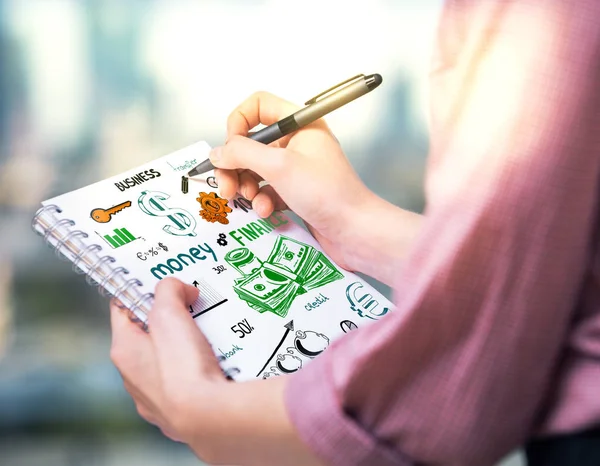 Девушка рисует финансовый скетч — стоковое фото